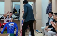 开云-胜辽宁更衣室！邱彪与全队击掌庆祝，讲话重提心态与拼，氛围极佳