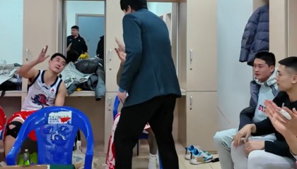 开云-胜辽宁更衣室！邱彪与全队击掌庆祝，讲话重提心态与拼，氛围极佳